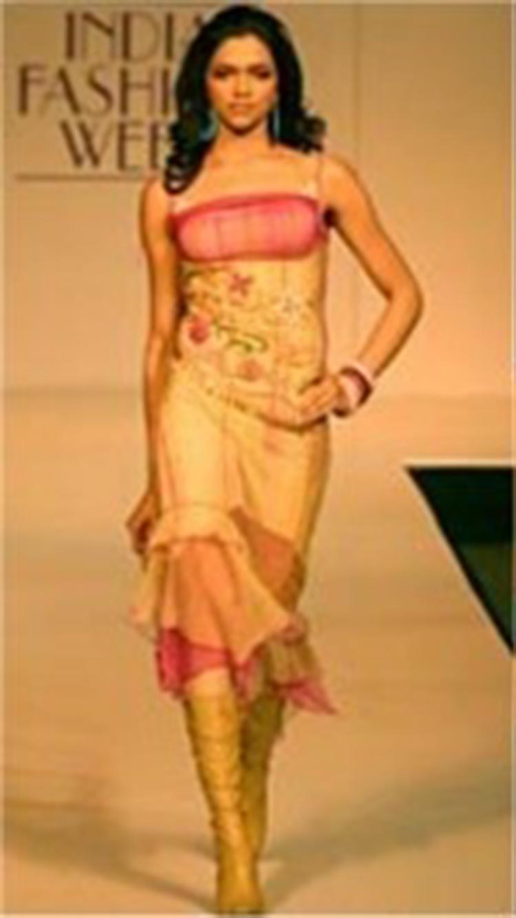 Deepika Padukone lakme fashion week